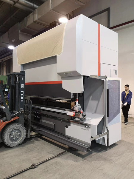 使用叉車進行精密設備搬運時要注意哪些地方？